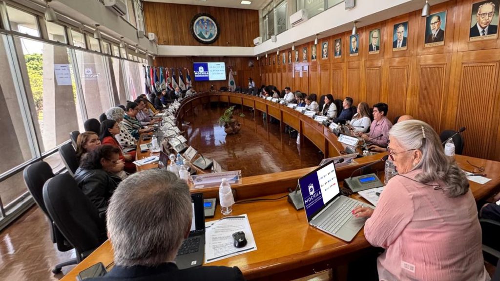 Mtra Brenda Marroquín directora de la Dirección General de Docencia presenta el proyecto MOCHILA en reunión en USAC Guatemala